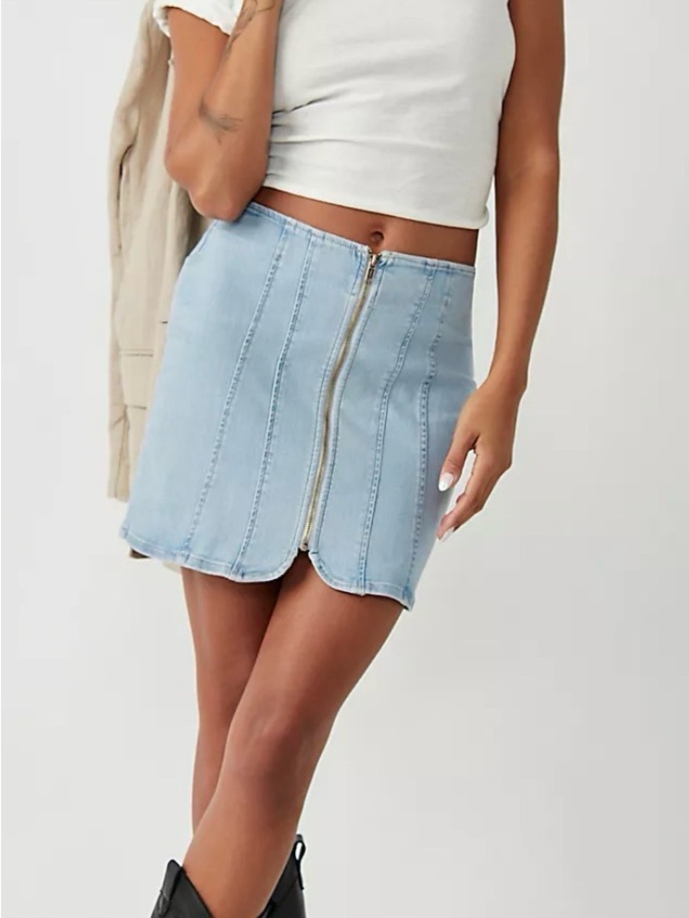 WE THE FREE LAYLA DENIM MINI SKIRT. HIGH RISE. Slim silhouette. NEW WITHOUT TAG